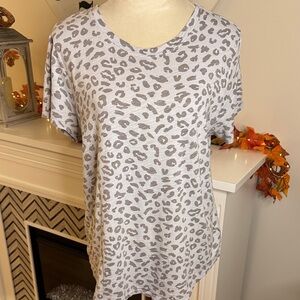 Old Navy Gray and White Animal Print Short Sleeve Tee